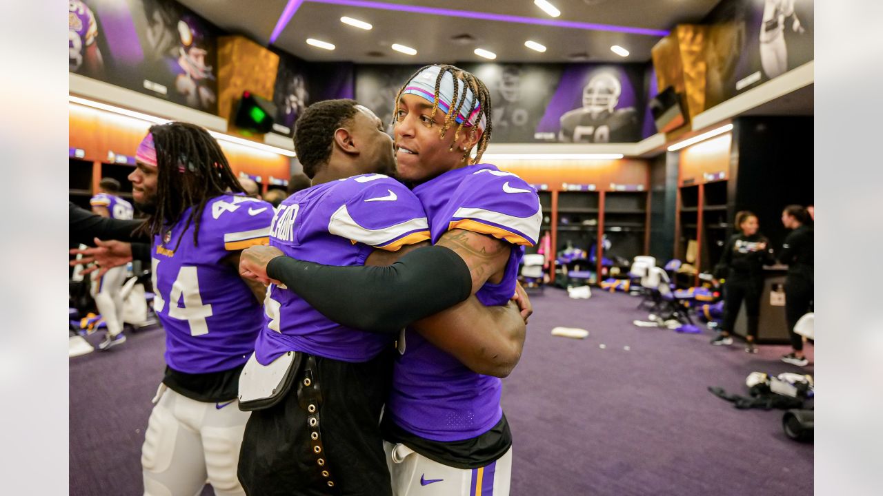 Vikings cornerback Cam Dantzler steals ball from former teammate to secure  win over Bears - InForum