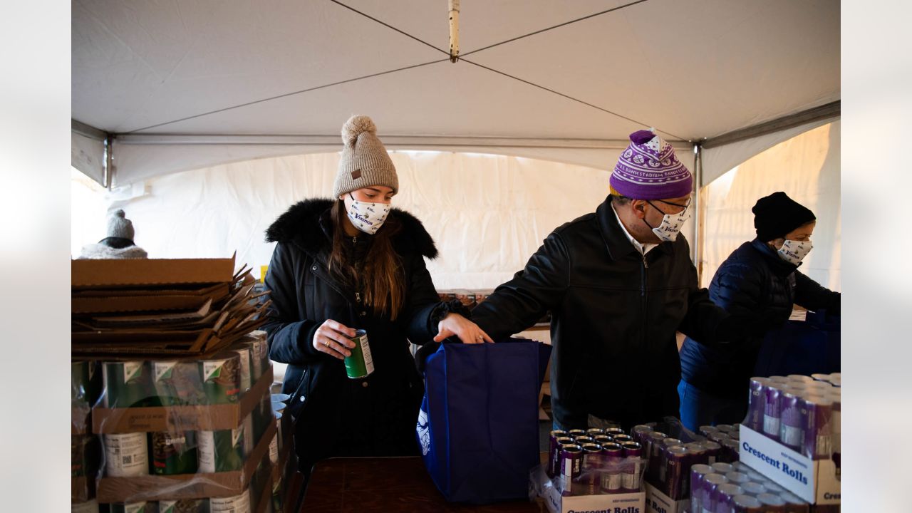 Vikings Team Up With UnitedHealthcare and Hy-Vee To Distribute 1,500  Thanksgiving Meals