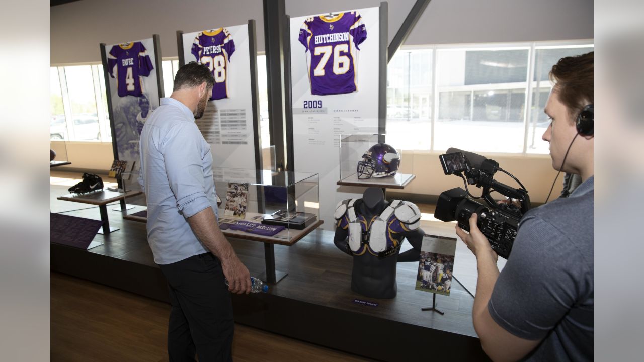 Minnesota Vikings' Matt Birk (78) and Steve Hutchinson chat during