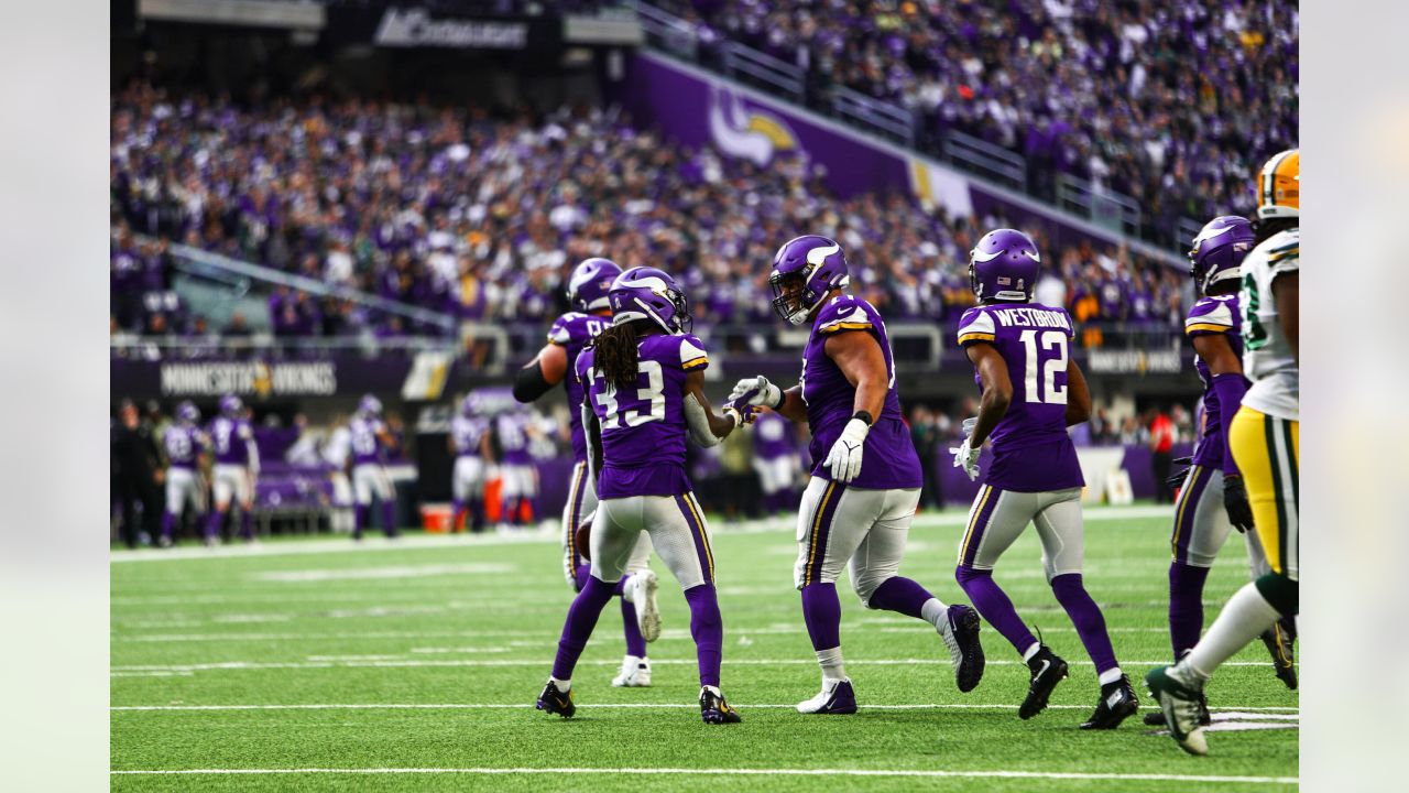 Vikings win 500th game in team history, rolling over Oakland 34-14