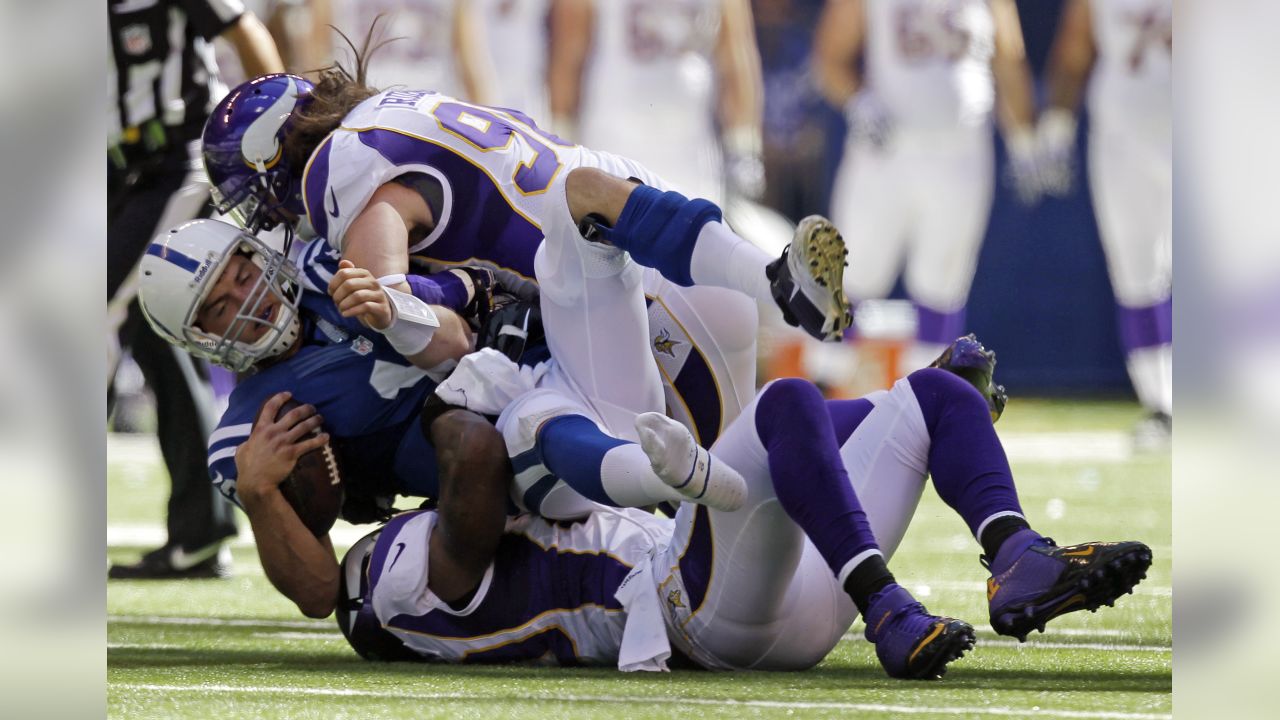 Vikings' Brian Robison Chops Hair For Charity - CBS Minnesota