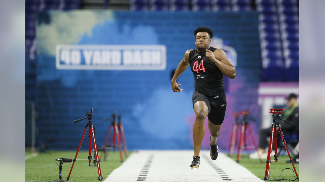 South Carolina defensive lineman D J Wonnum runs a drill at the NFL  football scouting combine in Indianapolis, Saturday, Feb. 29, 2020. (AP  Photo/Charlie Neibergall Stock Photo - Alamy