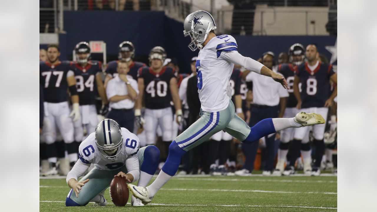 Dallas Cowboys kicker DAN BAILEY kicks a 51 yard field goal