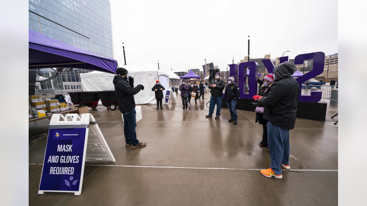 Vikings Team Up With UnitedHealthcare and Hy-Vee To Distribute 1,500  Thanksgiving Meals