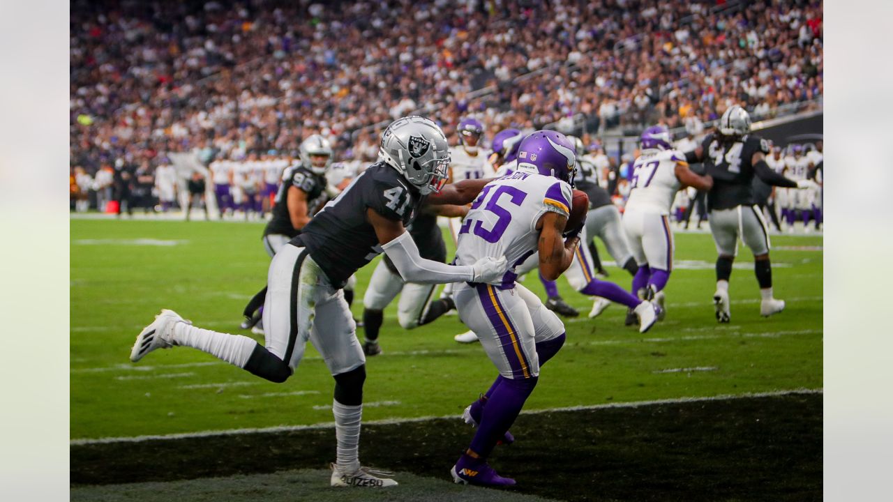 Minnesota Vikings defensive tackle Dalvin Tomlinson (94) against the Las  Vegas Raiders during an NFL preseason football game, Sunday, Aug. 14, 2022,  in Las Vegas. (AP Photo/John Locher Stock Photo - Alamy