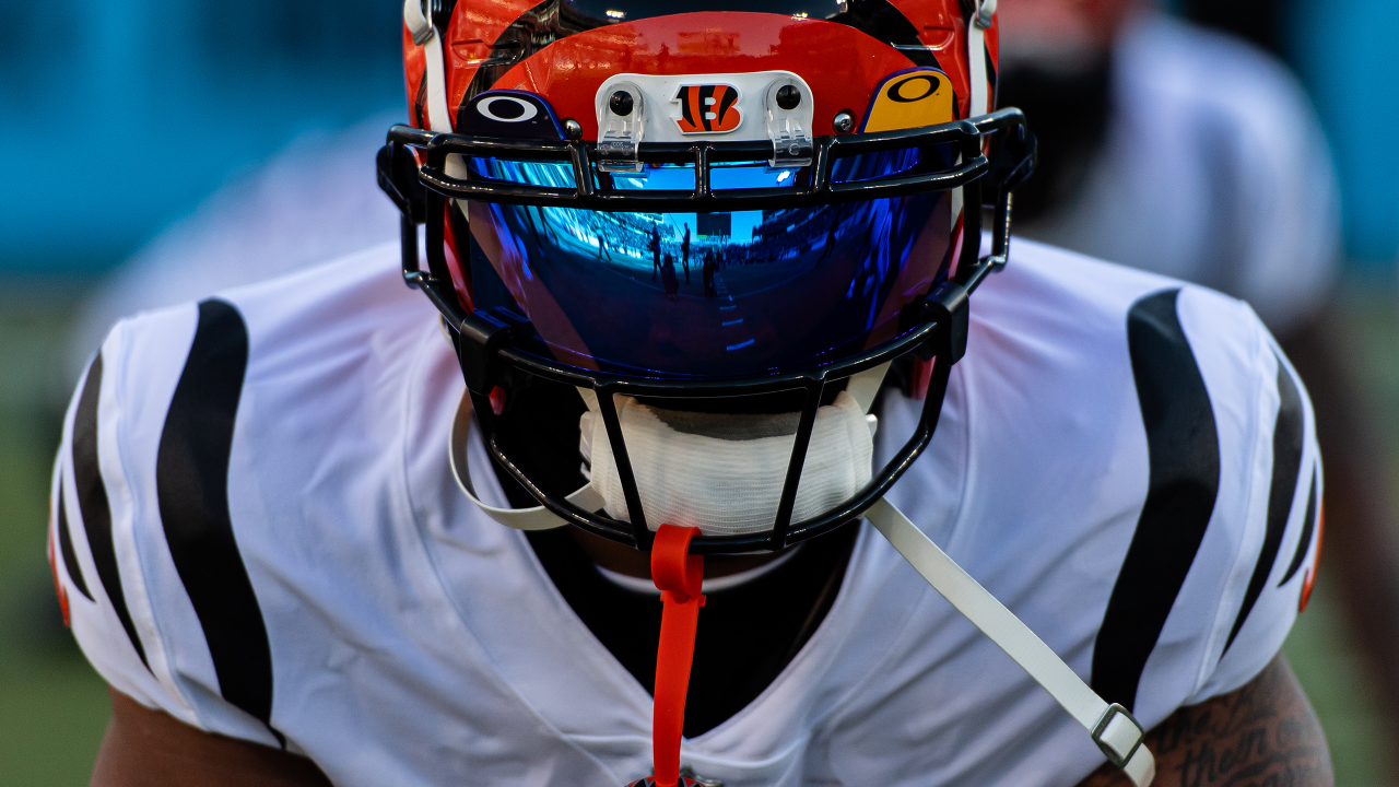 Ja'marr Chase using visor  Football poses, Geometric pattern