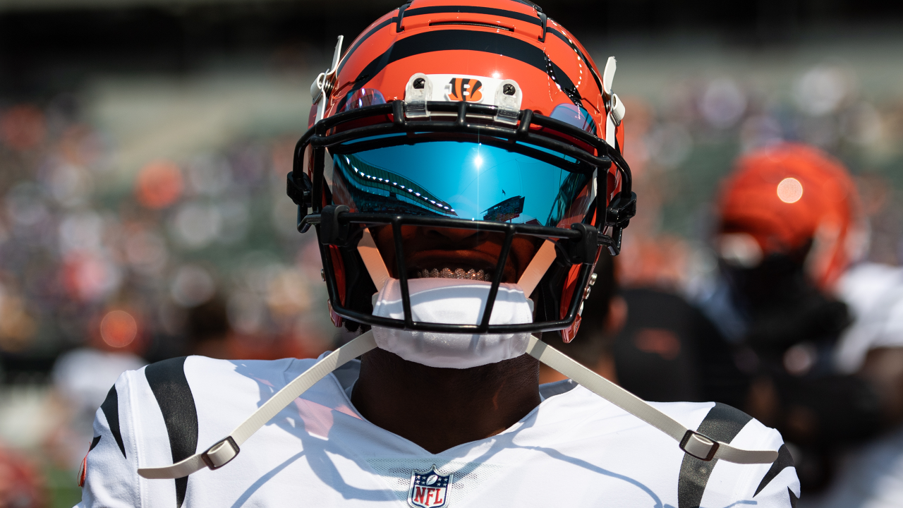 Ja'marr Chase using visor  Football poses, Geometric pattern