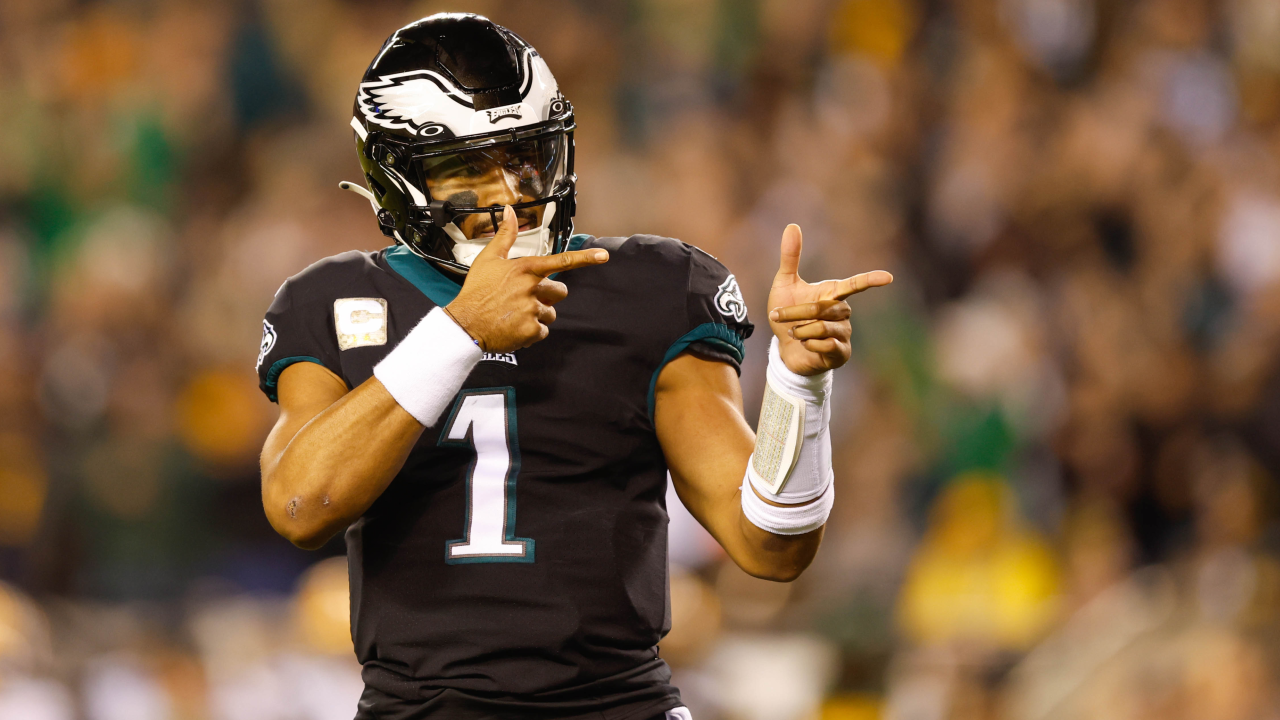 Hurts sets Eagles QB record in high-scoring win over Packers 