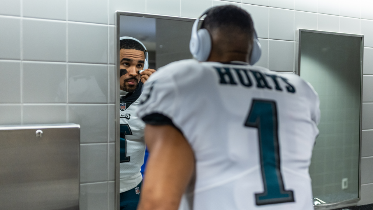 Eagles Notebook: Jalen Hurts dominates at MetLife Stadium to