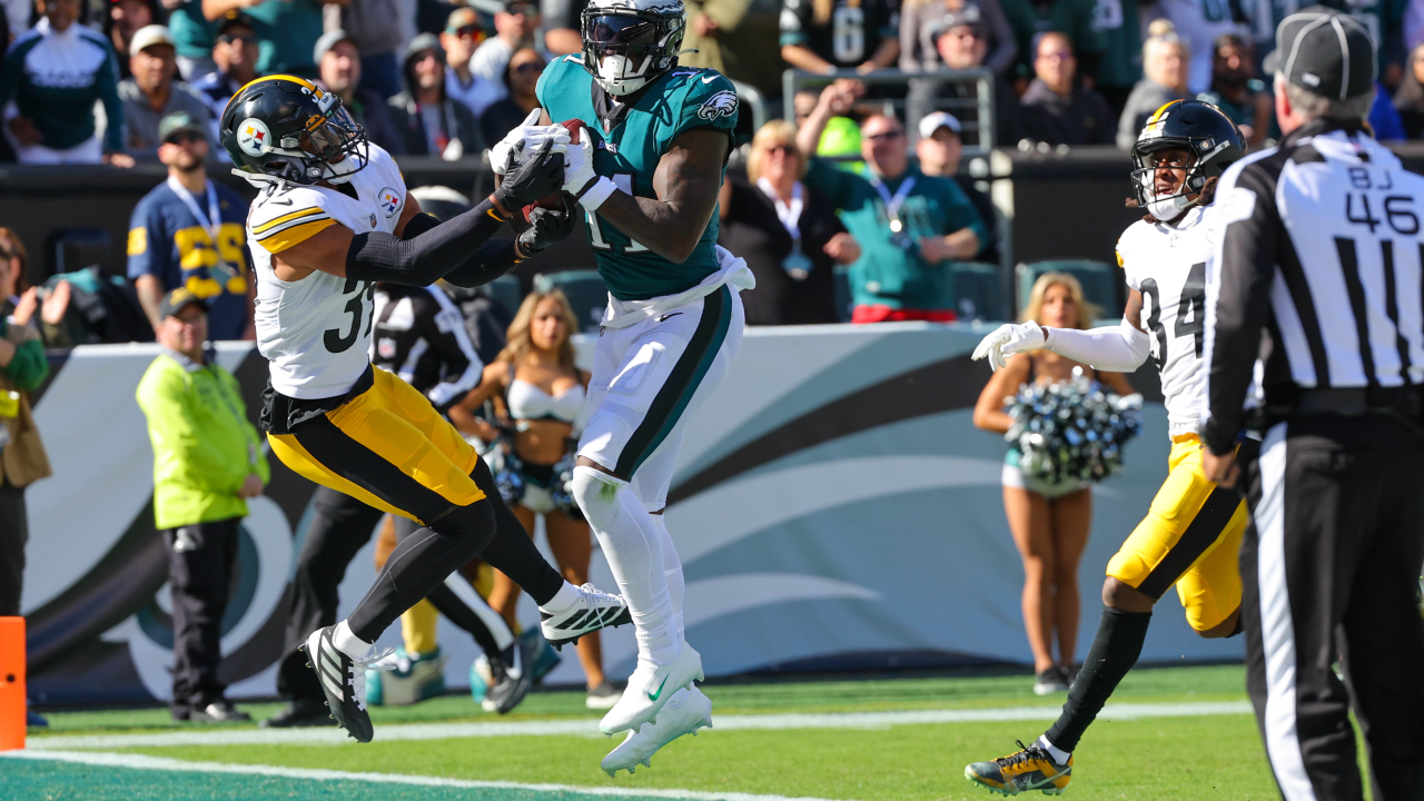 PHILADELPHIA, PA - OCTOBER 30: Philadelphia Eagles linebacker Haason  Reddick (7) sacks Pittsburgh Steelers quarterback Kenny Pickett (8) during  the game between the Pittsburg Steelers and the Philadelphia Eagles on  October 30, 2022 at Lincoln