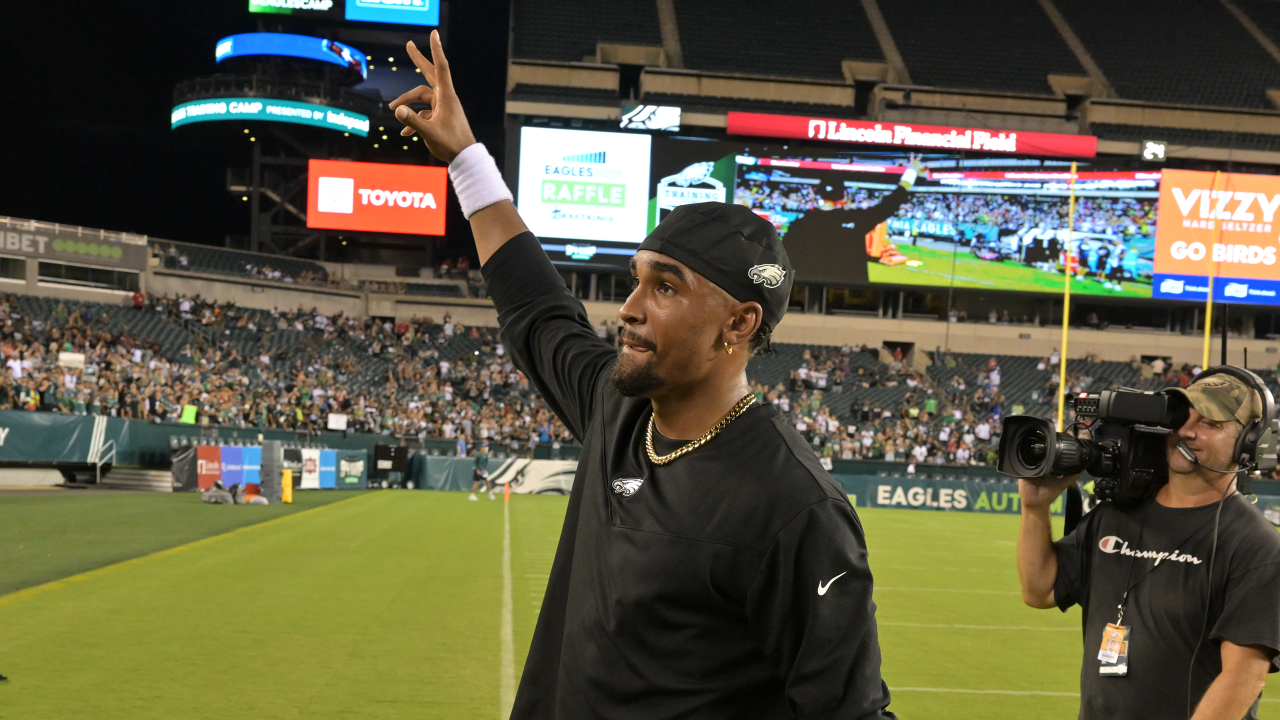 Philadelphia Eagles' Jalen Hurts, right, talks with a fan, left, during  practice at NFL football team's training camp, Wednesday, July 27, 2022, in  Philadelphia. (AP Photo/Chris Szagola Stock Photo - Alamy