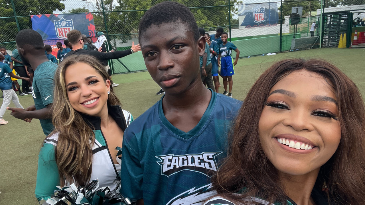 Eagles Cheerleader Goes Viral During Team's Comeback Sunday - The