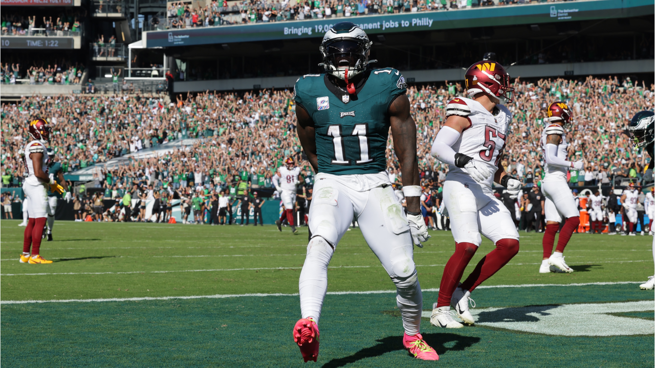 Hurts throws for 319 yards; Philly starts 4-0 again