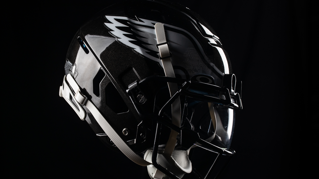 First look at the black helmet