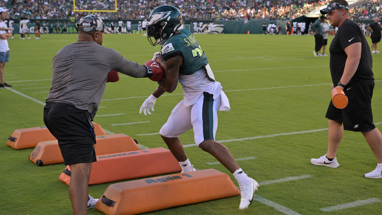 Philadelphia Eagles linebacker T.J. Edwards (57) warms up before an NFL  football game against the New York Giants on Sunday, Dec. 11, 2022, in East  Rutherford, N.J. (AP Photo/Adam Hunger Stock Photo - Alamy