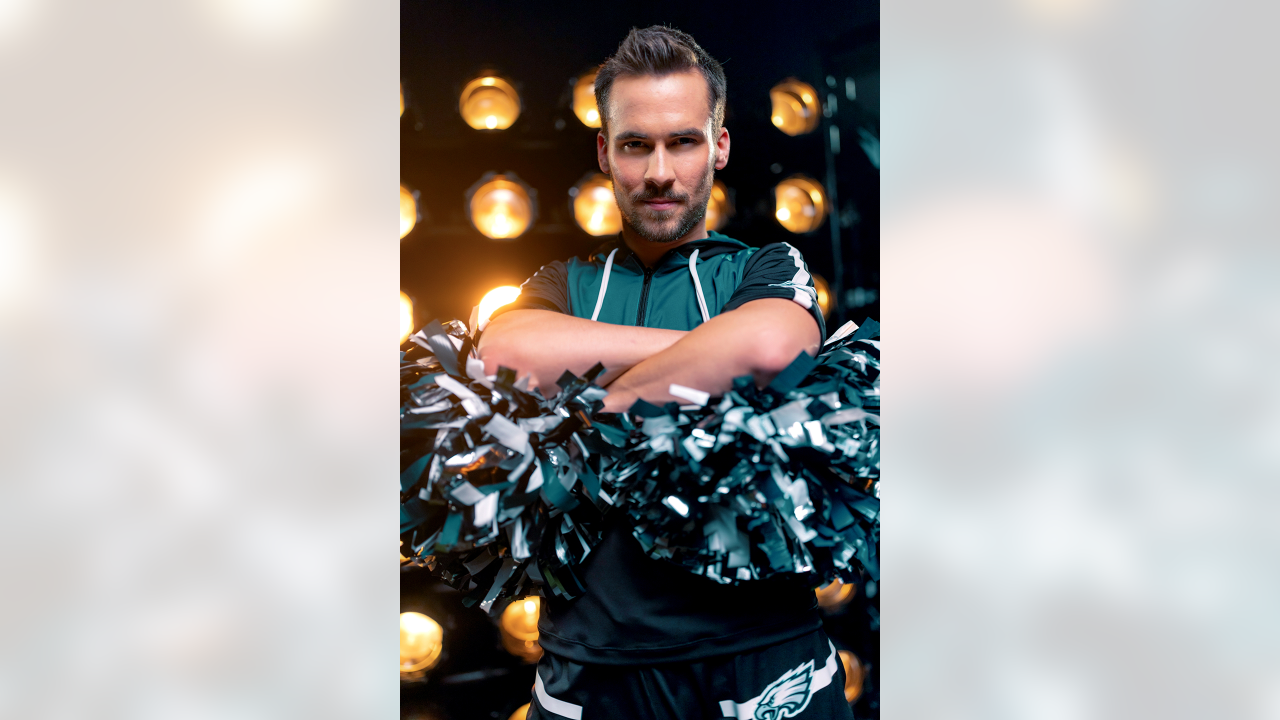 Eagles Cheerleaders to Unveil Calendar During Fashion Show at