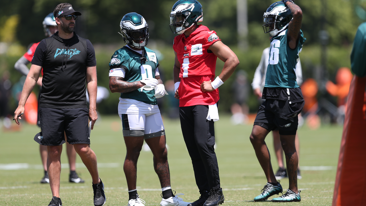 Secrets to Eagles receiver DeVonta Smith's fashion game, from a