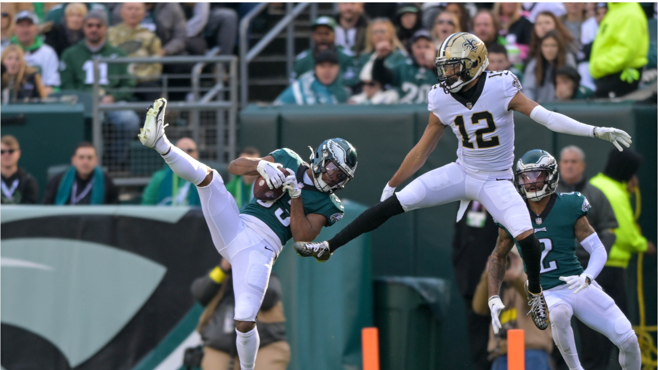 Eagles DE Sweat leaves game on stretcher after tackle