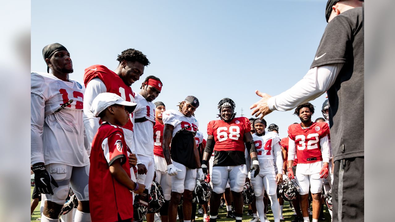 Dan Quinn invites future honorary captain to join team huddle