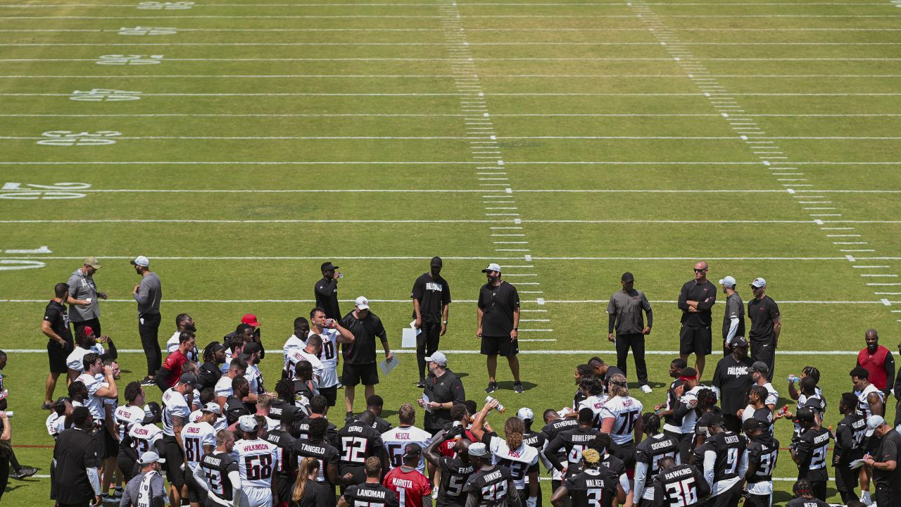 Atlanta Falcons linebacker Troy Andersen (44) works during the second half  of an NFL football game against the Cleveland Browns, Sunday, Oct. 2, 2022,  in Atlanta. The Atlanta Falcons won 23-20. (AP Photo/Danny Karnik Stock  Photo - Alamy