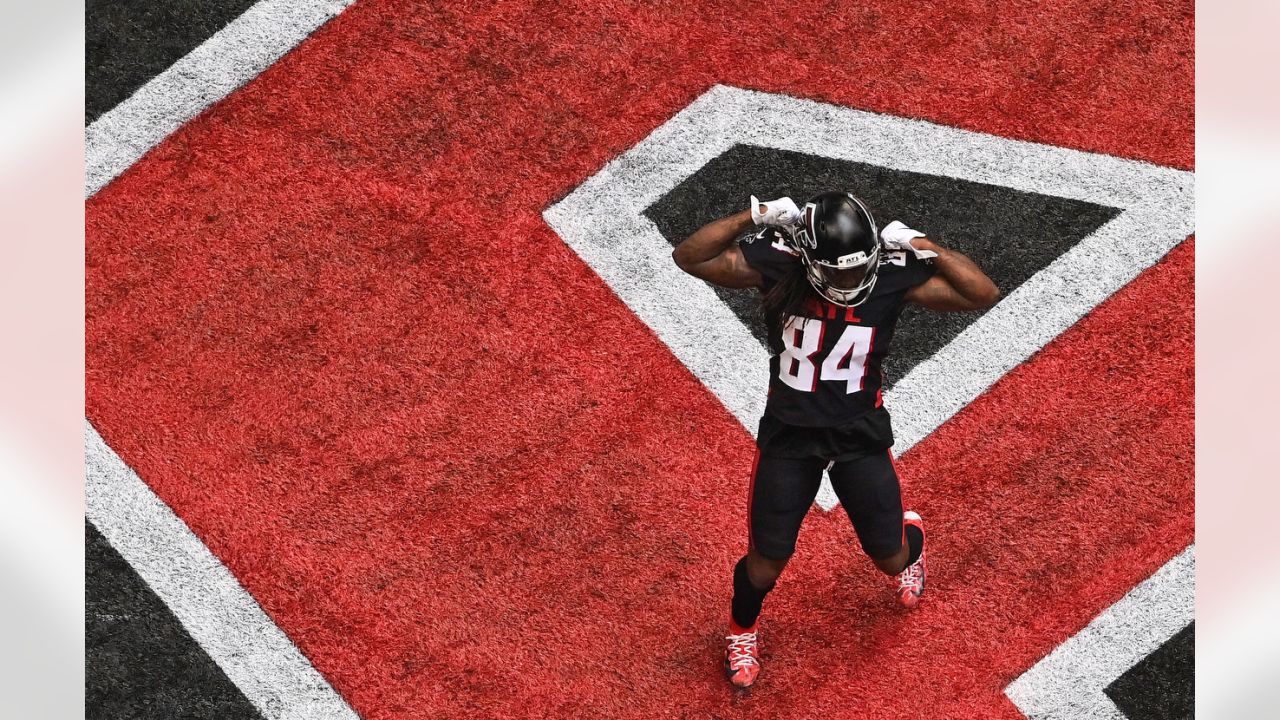 ATLANTA, GA – OCTOBER 03: Atlanta running back Cordarrelle Patterson (84)  catches a touchdown pass during the NFL game between the Washington  Football Team and the Atlanta Falcons on October 3rd, 2021