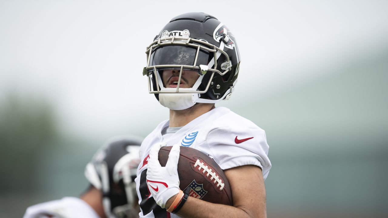 Atlanta Falcons rookie tight end Kyle Pitts (8) runs after a catch during  their NFL training camp football practice Saturday, July 31, 2021, in  Flowery Branch, Ga. (AP Photo/John Bazemore Stock Photo - Alamy