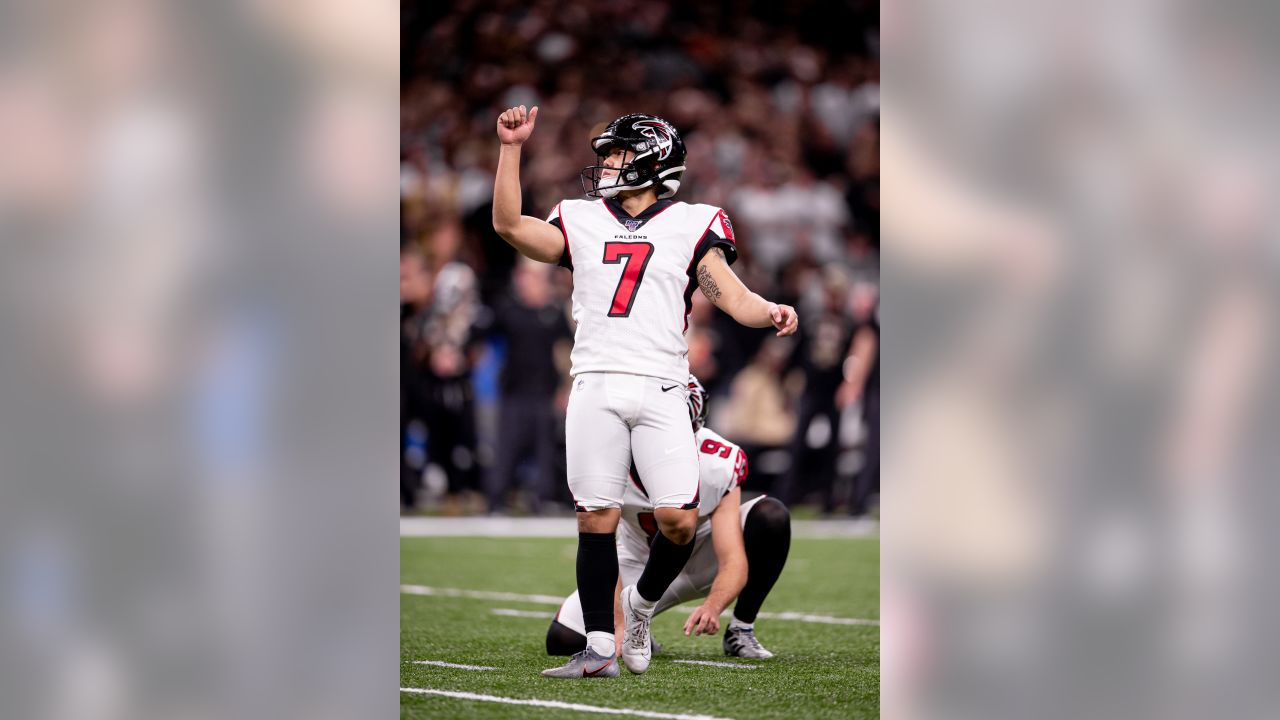 Atlanta Falcons kicker Younghoe Koo (7) kicks during the first