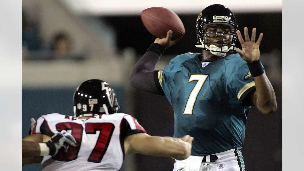 Jacksonville Jaguars QB Byron Leftwich (7) runs against Oakland