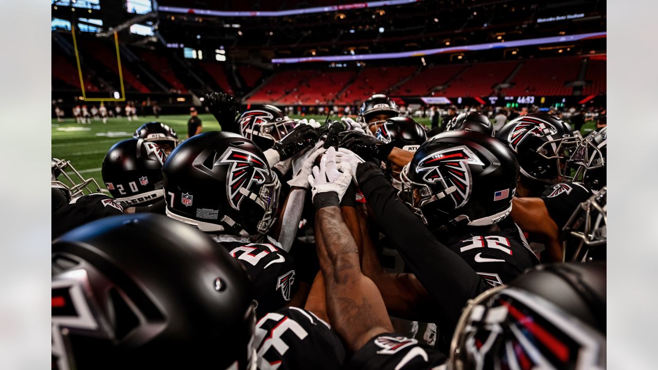 Atlanta Falcons place kicker Younghoe Koo (7) celebrates with Atlanta  Falcons long snapper Liam McCullough (48) after Koo's field goal against  the Chicago Bears during the second half of an NFL football