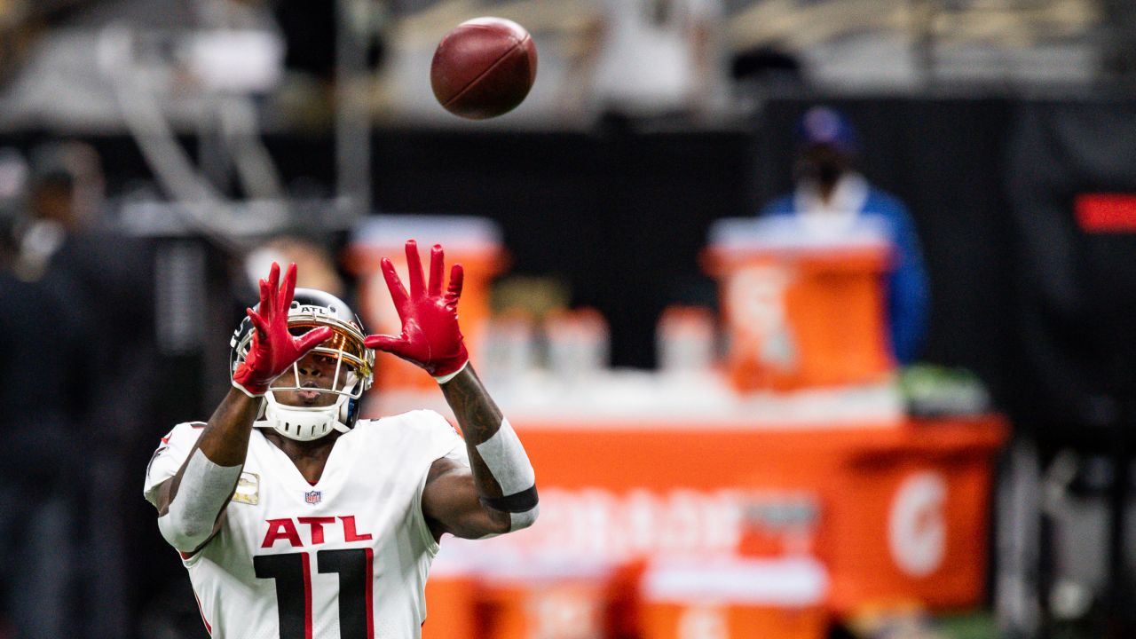 Atlanta Falcons Julio Jones jogs back to the sideline after allowing a pass  to bounce out of his hands in the endzone against the Pittsburgh Steelers  in the second quarter at Heinz