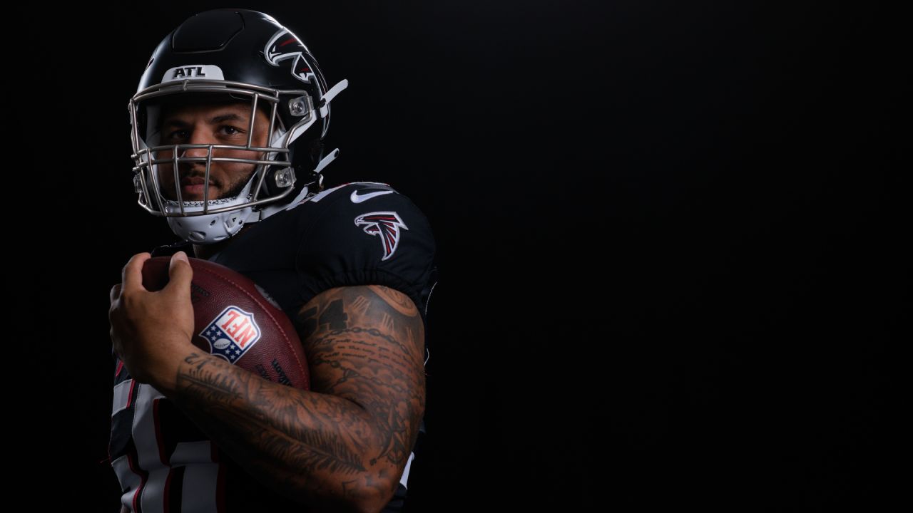 Atlanta Falcons guard Chris Lindstrom on the sideline before an NFL football  game Buffalo Bills in Orchard Park, N.Y., Sunday, Jan. 2, 2022. (AP  Photo/Adrian Kraus Stock Photo - Alamy