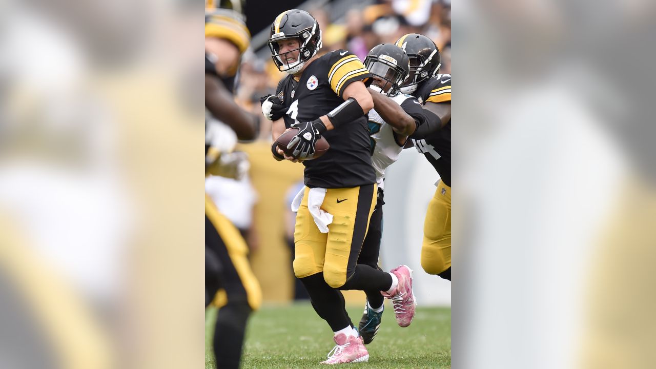 Jacksonville, FL, USA. 16th Sep, 2018. Jacksonville Jaguars defensive end  Dante Fowler (56) runs unto the field before the start 1st half NFL  football game between the New England Patriots and the