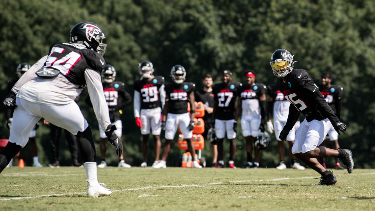 Atlanta Falcons outside linebacker Deion Jones (45) lines up