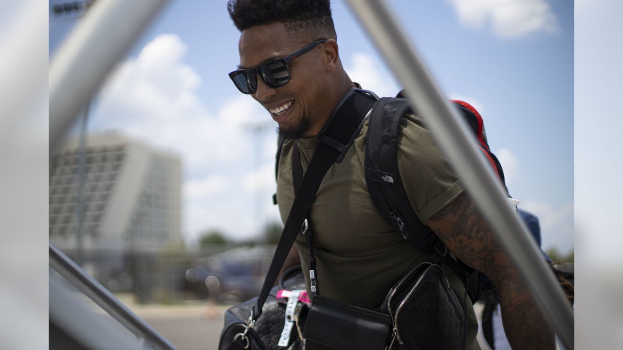 Falcons players wear pearls boarding team plane to Miami