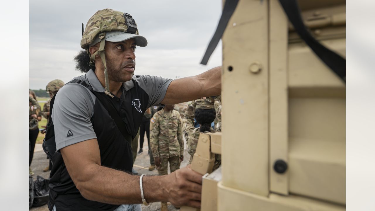 Falcons players and Legends visit Georgia National Guard