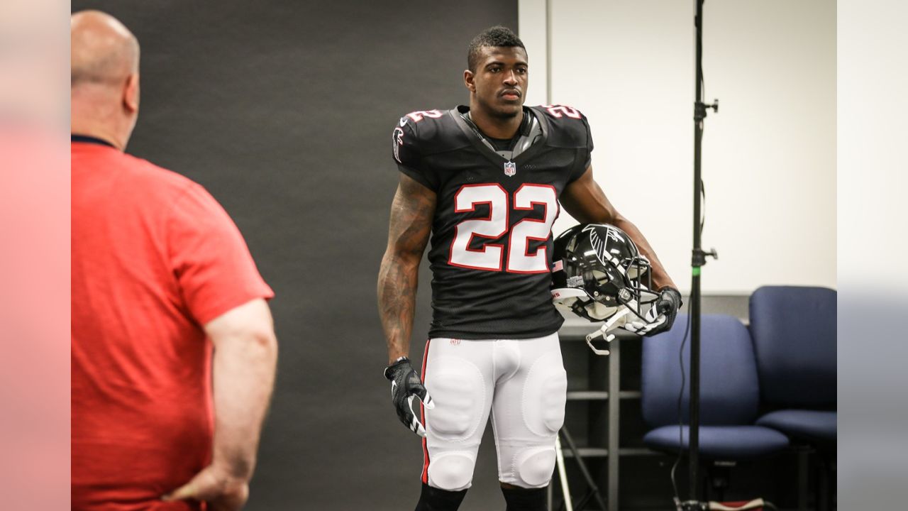 Behind-the-Scenes: Falcons Throwback Jersey Shoot