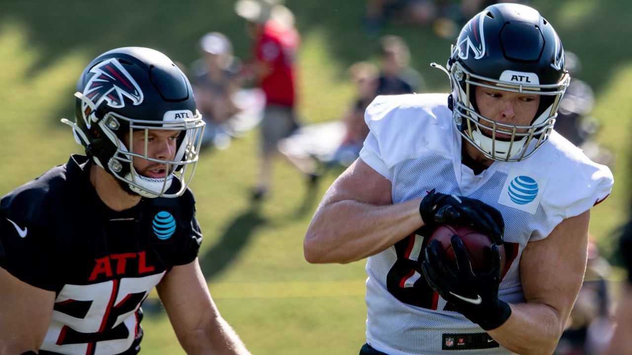 Atlanta Falcons rookie tight end Kyle Pitts (8) runs after a catch during  their NFL training camp football practice Saturday, July 31, 2021, in  Flowery Branch, Ga. (AP Photo/John Bazemore Stock Photo - Alamy