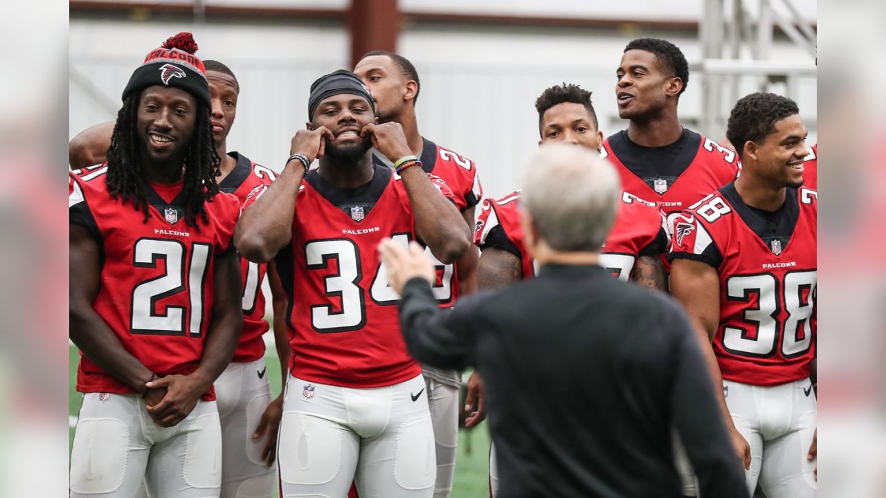 Look Behind The Scenes Of 17 Team Photo Shoot