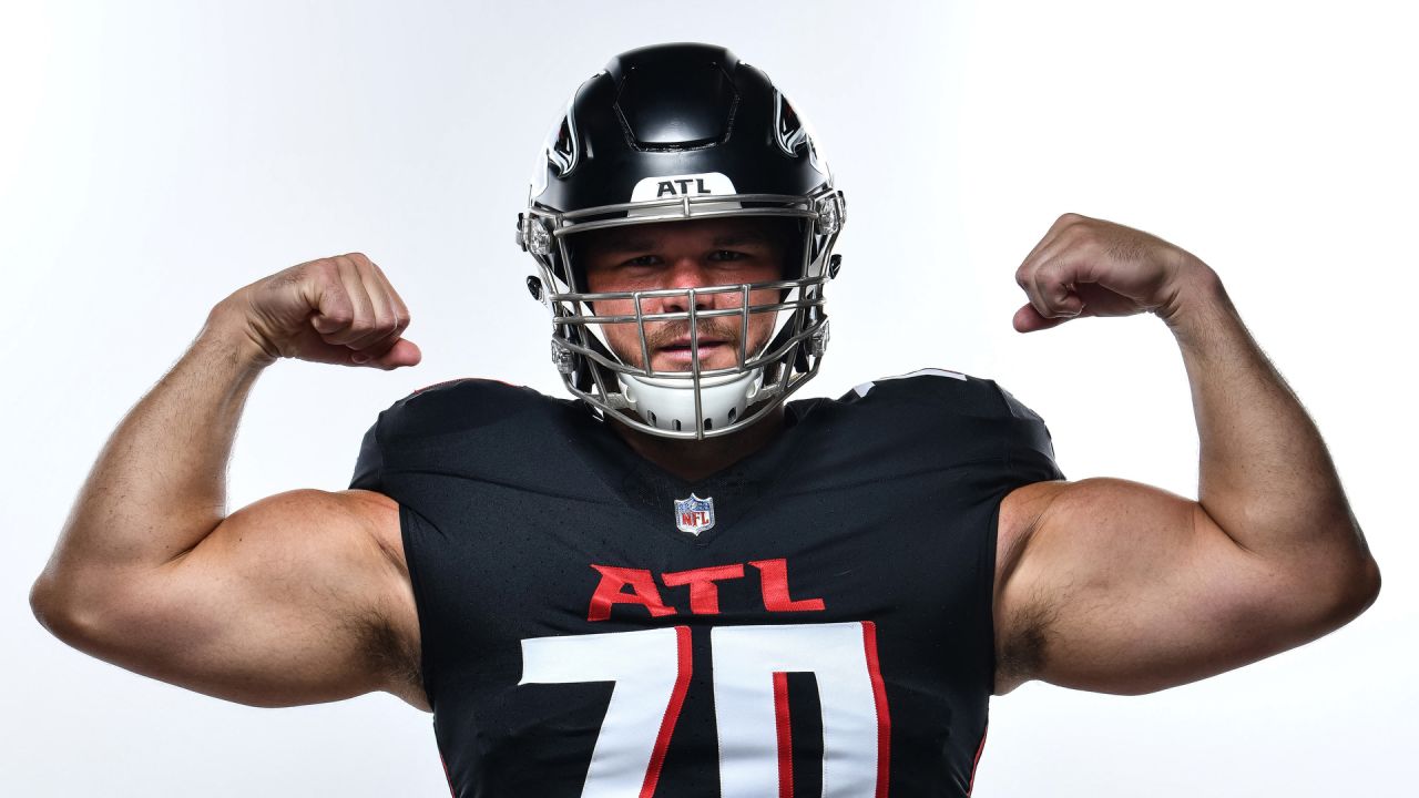 Atlanta Falcons guard Chris Lindstrom (63) on the sideline against