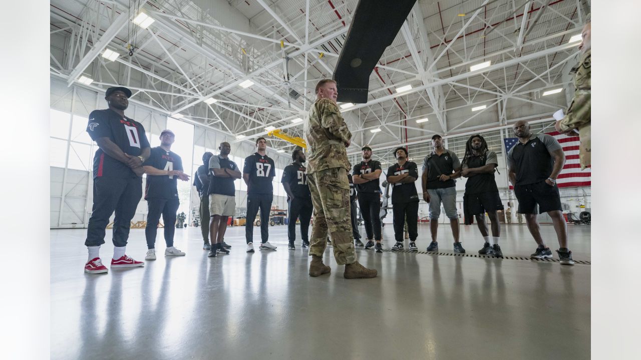 Falcons players and Legends visit Georgia National Guard