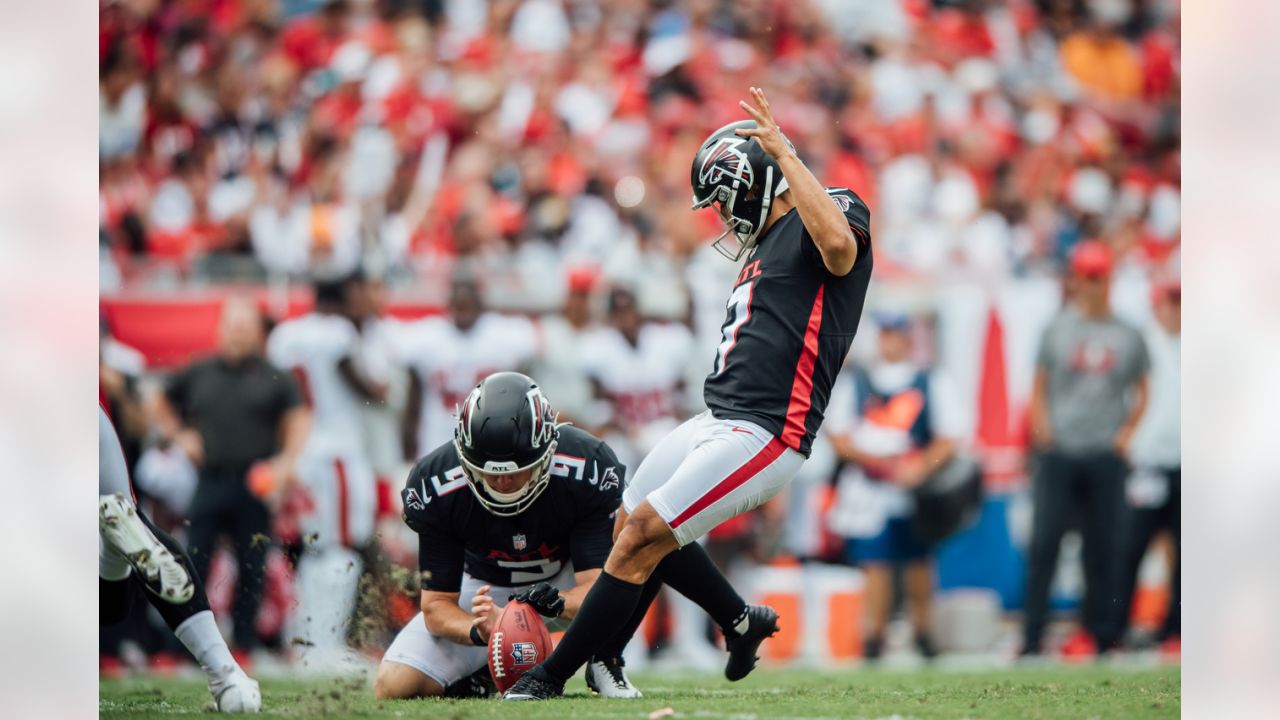 London, UK. 10th Oct, 2021. Atlanta Falcons kicker Younghoe Koo (7) kicks a  field goal against the New York Jets during an NFL International Series  game at Tottenham Hotspur Stadium, Sunday, Oct.