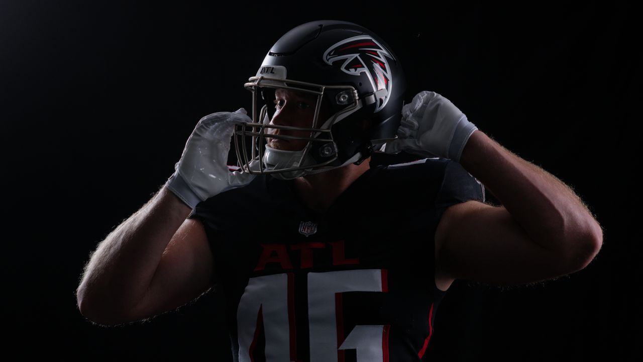 Atlanta Falcons guard Chris Lindstrom on the sideline before an NFL football  game Buffalo Bills in Orchard Park, N.Y., Sunday, Jan. 2, 2022. (AP  Photo/Adrian Kraus Stock Photo - Alamy