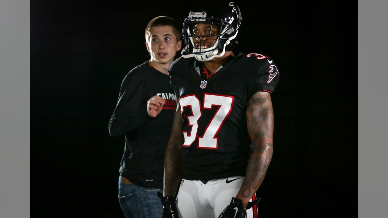 Behind-the-Scenes: Falcons Throwback Jersey Shoot