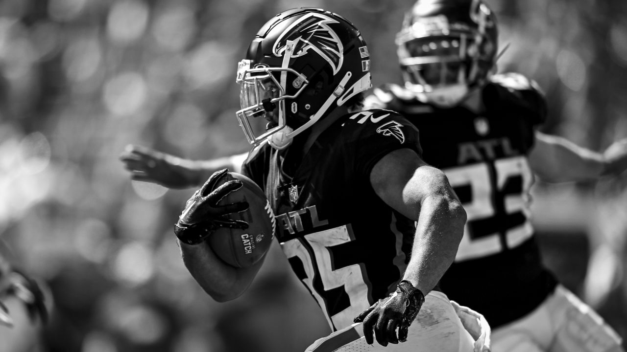 Atlanta Falcons cornerback Avery Williams (35) prays before an NFL