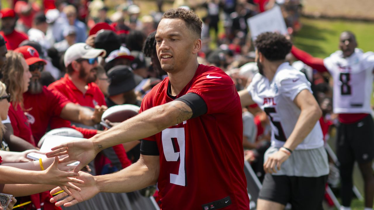 Kyle Pitts: Desmond Ridder grabbing Falcons 'by the reins' as starting  quarterback