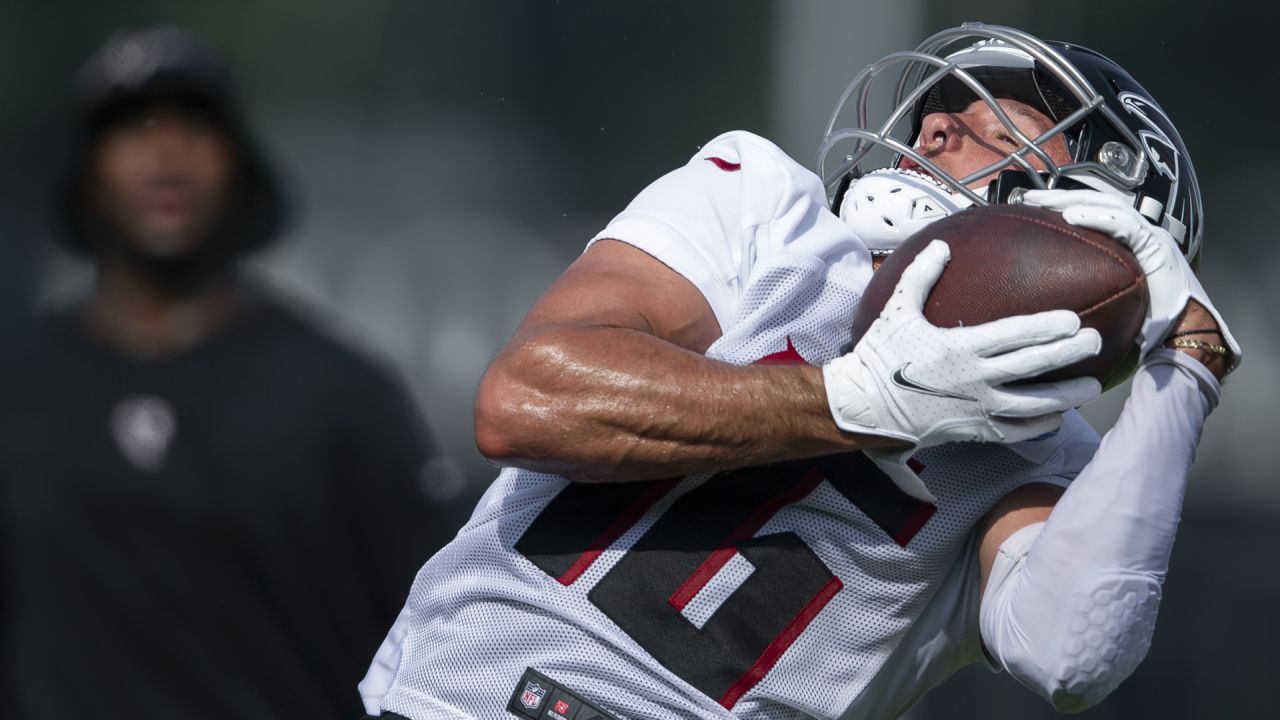 Atlanta Falcons safety Jessie Bates III (30) throws the ball during the NFL  football team's training camp, Saturday, July 29, 2023, in Flowery Branch,  Ga. (AP Photo/Alex Slitz Stock Photo - Alamy