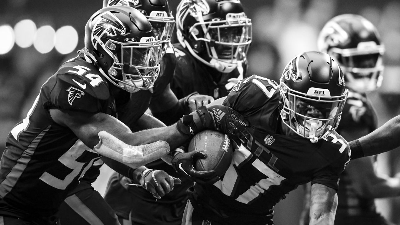 Atlanta Falcons guard Chris Lindstrom warms up before an NFL football game  against the Buffalo Bills in Orchard Park, N.Y., Sunday, Jan. 2, 2022. (AP  Photo/Adrian Kraus Stock Photo - Alamy