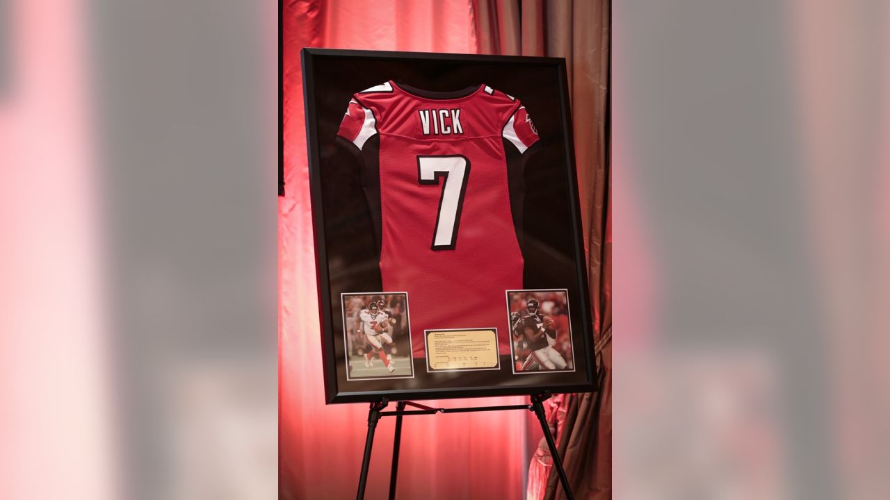 Michael Vick, Roddy White get retirement ceremony from Falcons