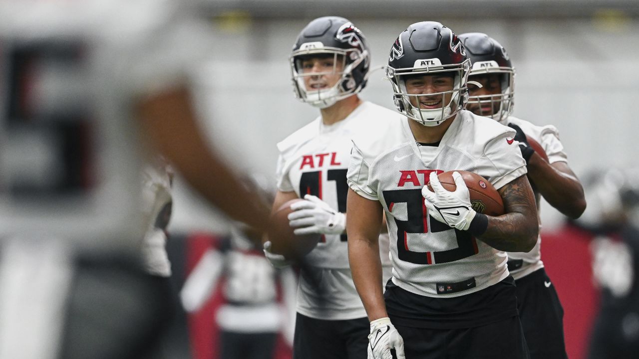 Photo: Atlanta Falcons' quarterback Marcus Mariota (R) fixes