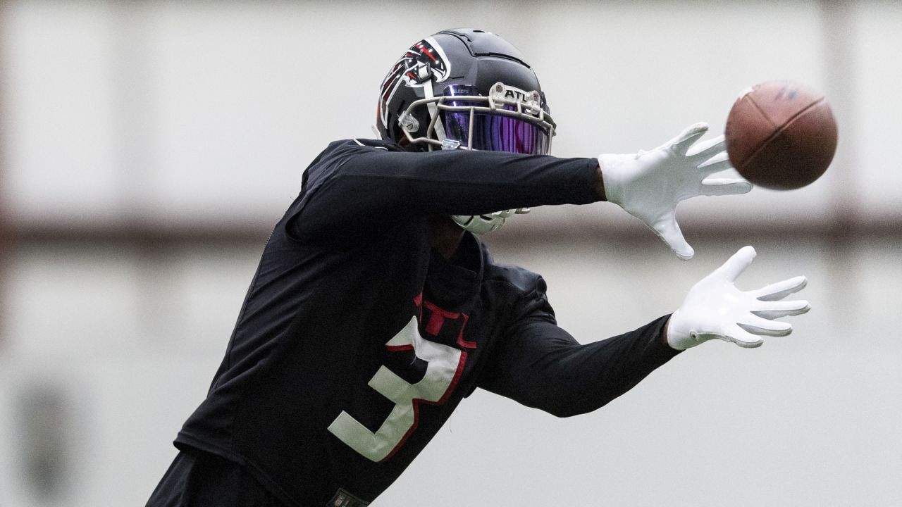 Photo: Atlanta Falcons' quarterback Marcus Mariota (R) fixes